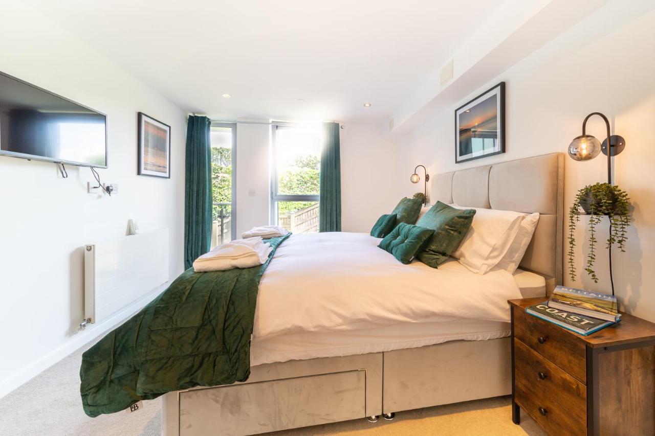 Pass The Keys Stunning 2 Bed Apartment, Fistral Beach, Newquay Apartment *